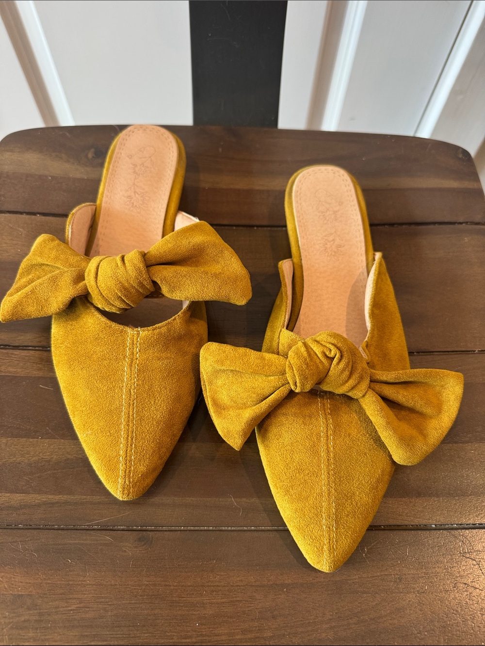 Boutique Unbranded Pointed Toe Suede Bow Mules Flats Euro Size 40; U.S. 9-9.5